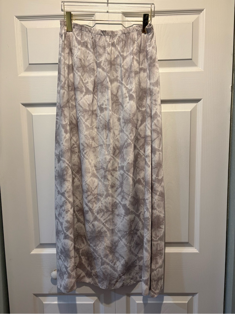 Women’s tie-dye white gray maxi skirt lightweight flowy boho summer sz M NEW